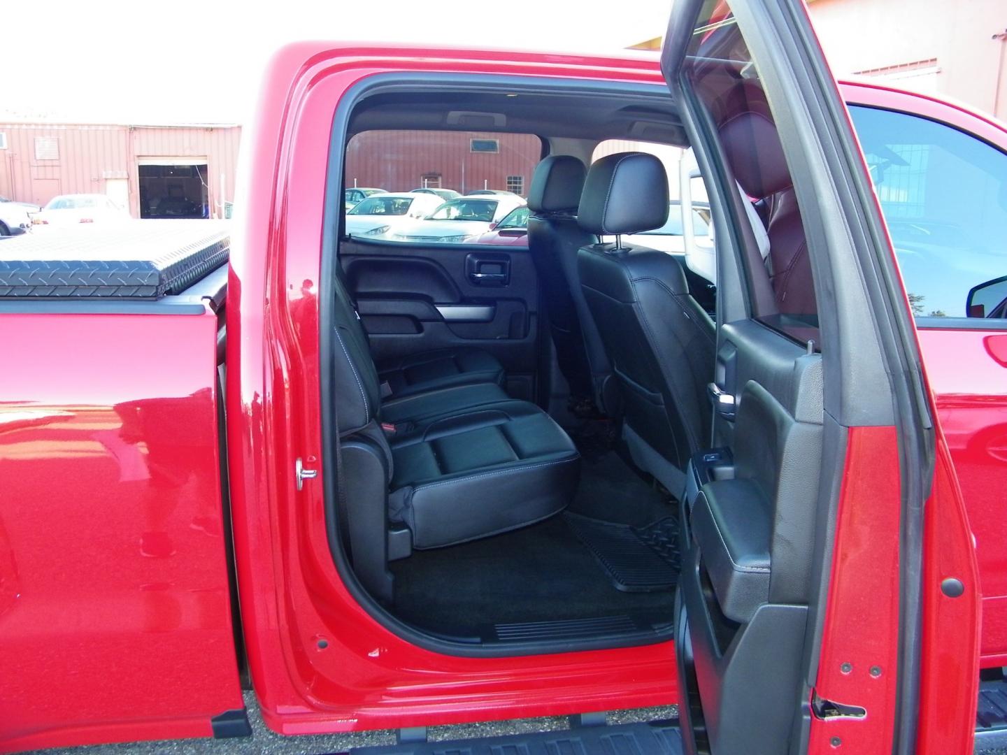 2018 Red /Black Chevrolet Silverado 1500 LT Z71 (3GCUKREC8JG) with an 5.3 V8 engine, Automatic transmission, located at 4000 Bee Ridge Road, Sarasota, FL, 34233, (941) 926-0300, 27.298664, -82.489151 - Photo#10